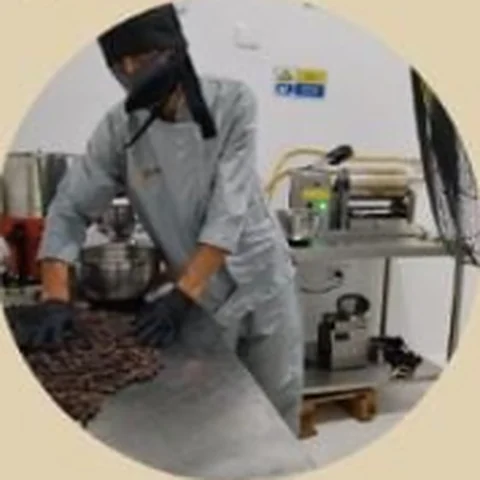Chocolatero trabajando el cacao en la planta de producción